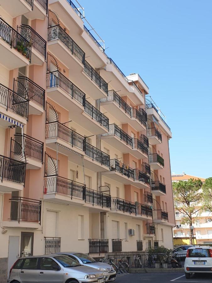 Albenga Sul Mare Famiglie Ed Amici Fino 10 Posti Apartamento Exterior foto